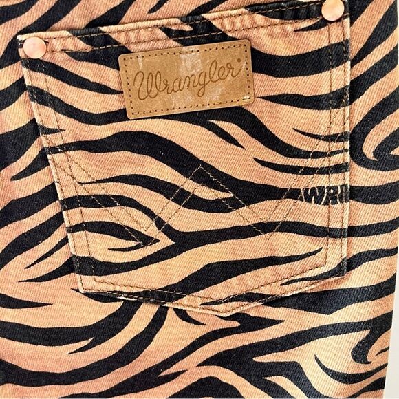 Wrangler Women's High Rise Wild West Purr Print Straight Jeans - Picture 12 of 12